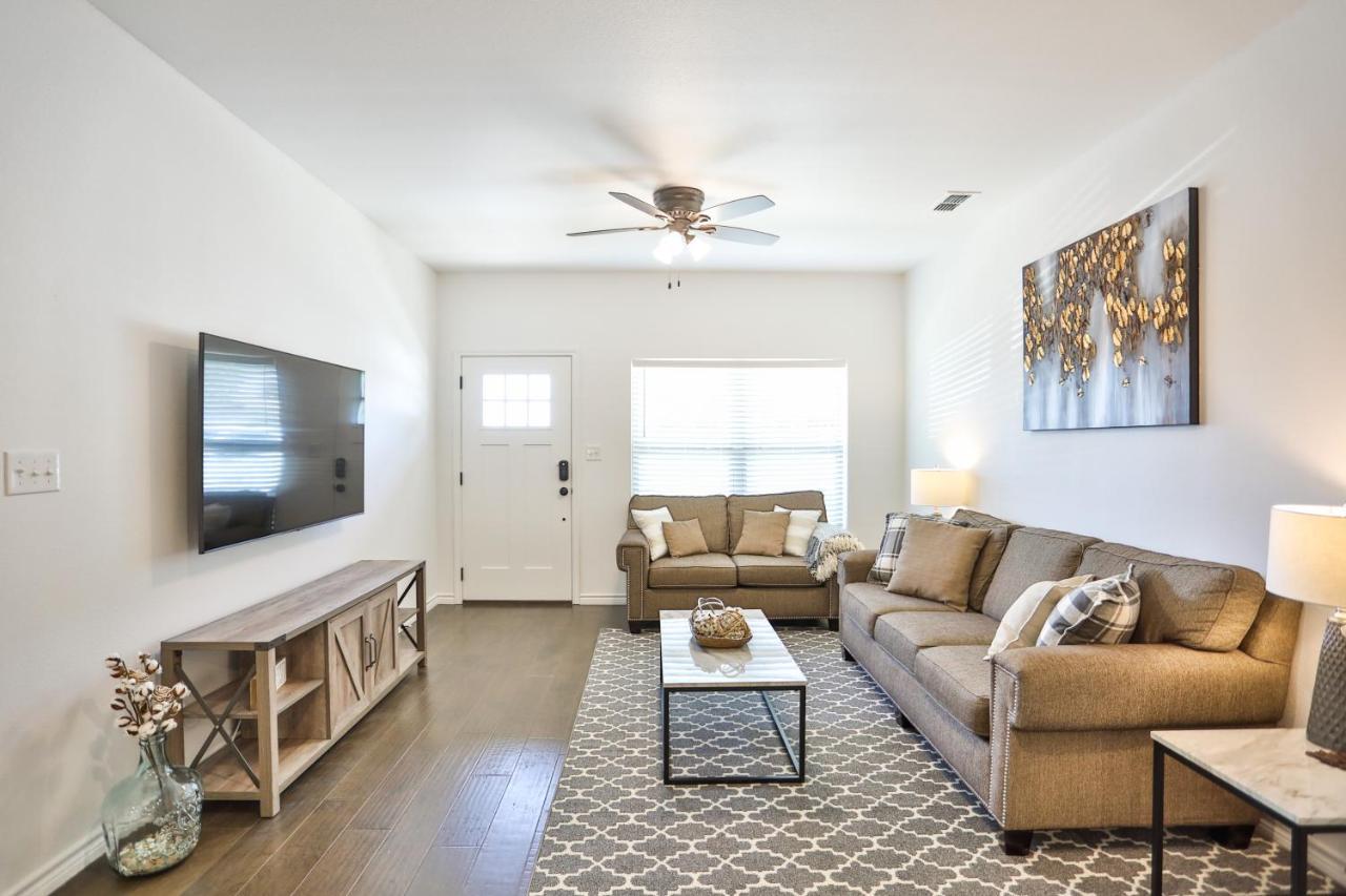 Hill Country Haven A Modern Rustic - 2 Bedroom 2 Bathroom Townhouse Off Main Street Fredericksburg Kültér fotó