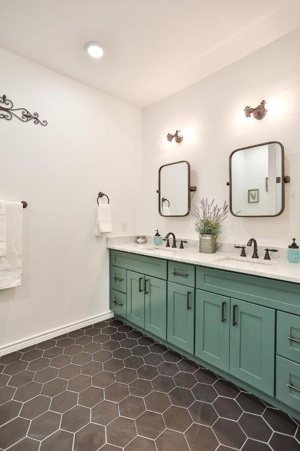 Hill Country Haven A Modern Rustic - 2 Bedroom 2 Bathroom Townhouse Off Main Street Fredericksburg Kültér fotó